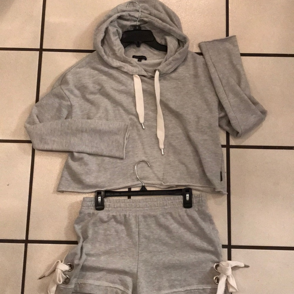 Kendall & Kylie Cropped hoodie sweat+ shorts